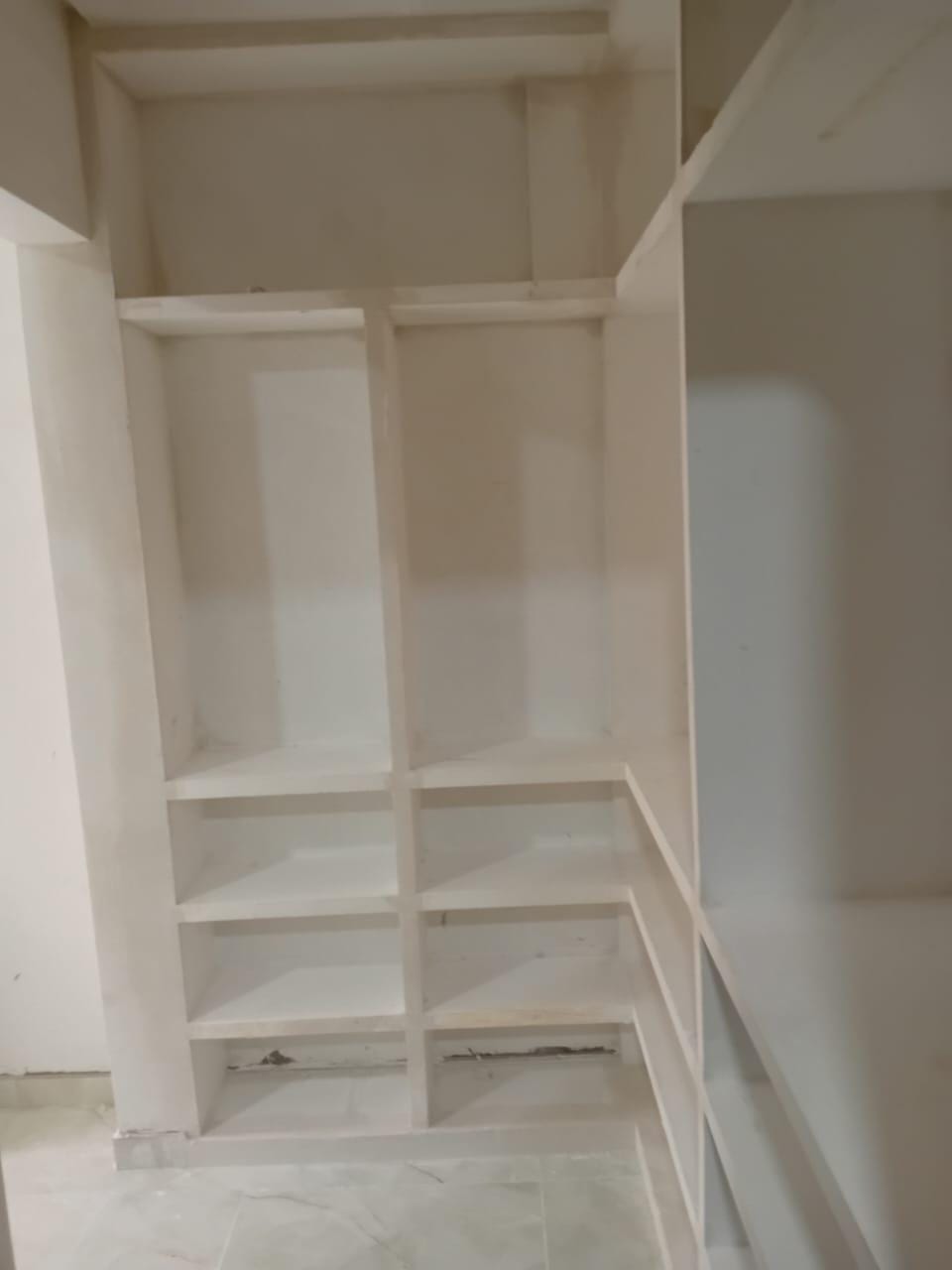 Closet com nichos e prateleiras em gesso, Petrolina-PE