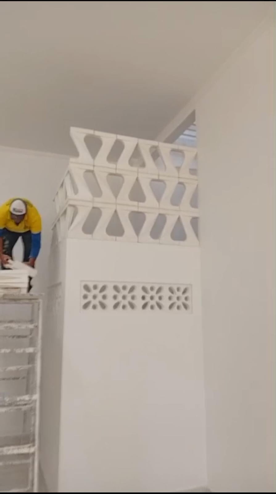 Antes: cobogó de gesso sendo assentado sobre a parede