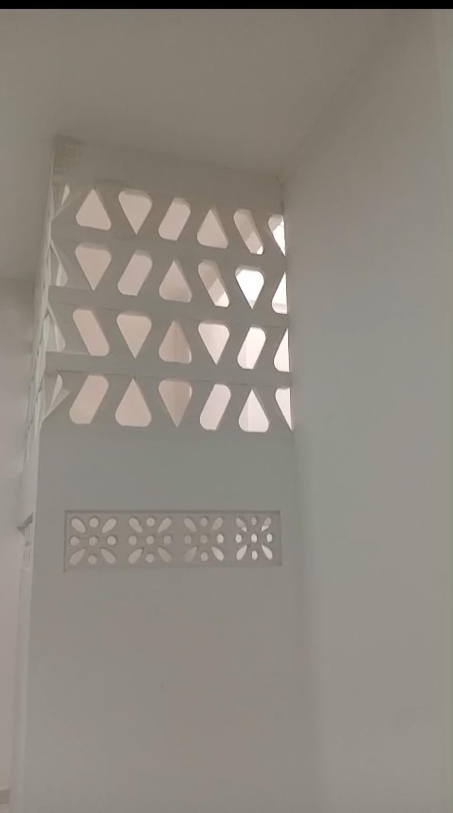 Depois: cobogó de gesso concluído, passando luz para o ambiente