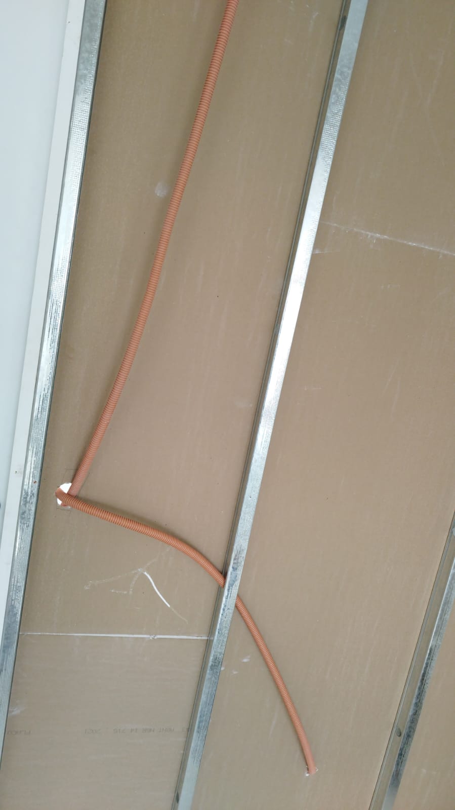 Estrutura de drywall com montantes metálicos e conduíte elétrico