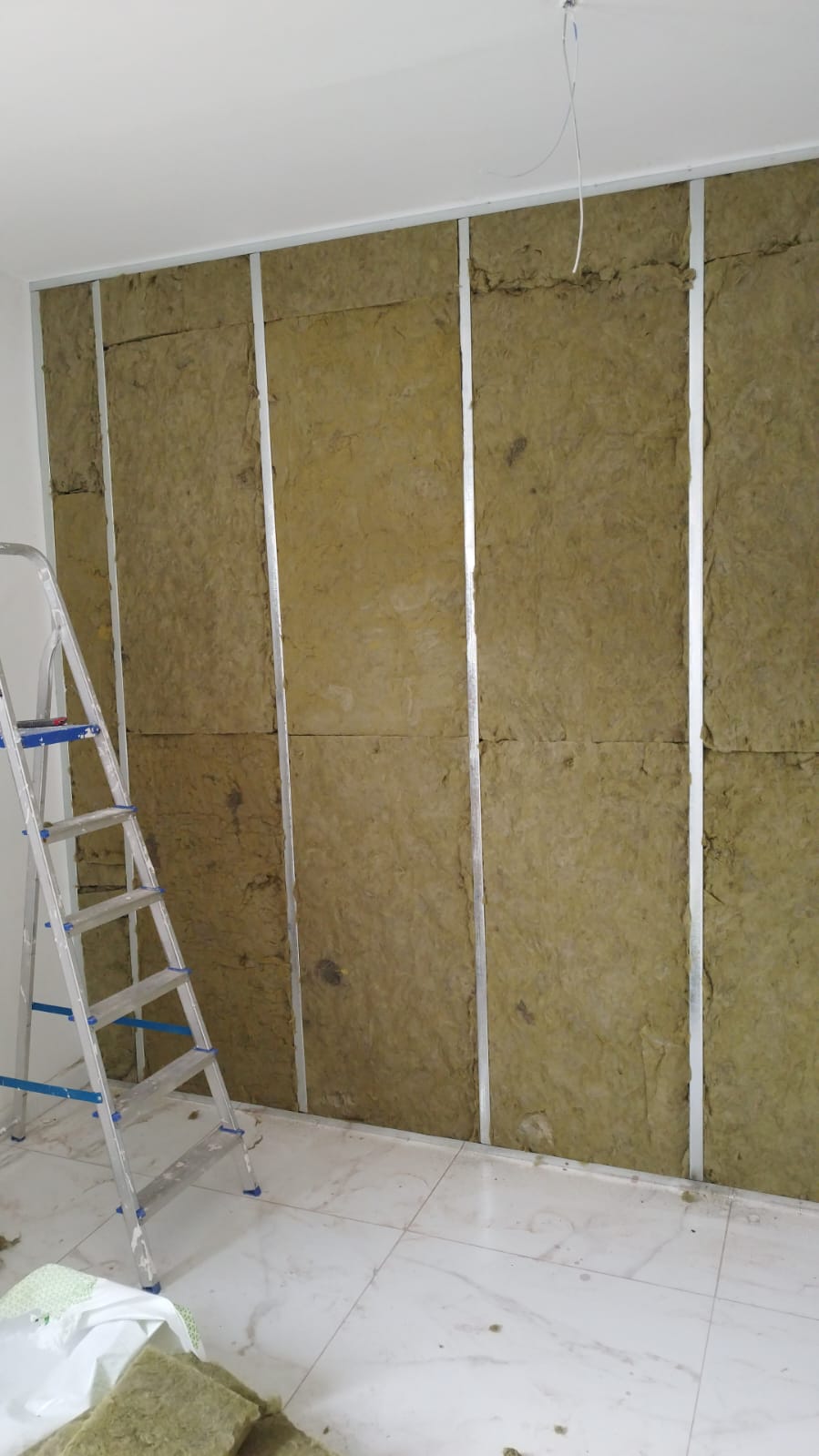 Parede de drywall com lã de rocha para isolamento acústico