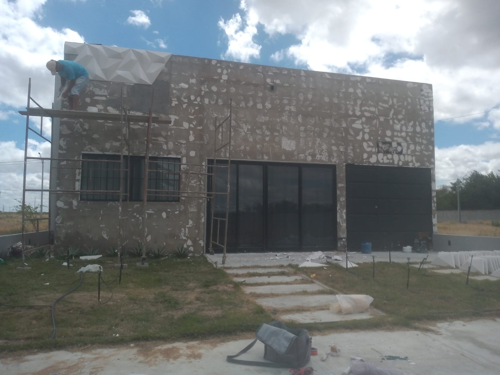 Antes: fachada em alvenaria bruta antes da aplicação das placas de gesso 3D, Petrolina-PE
