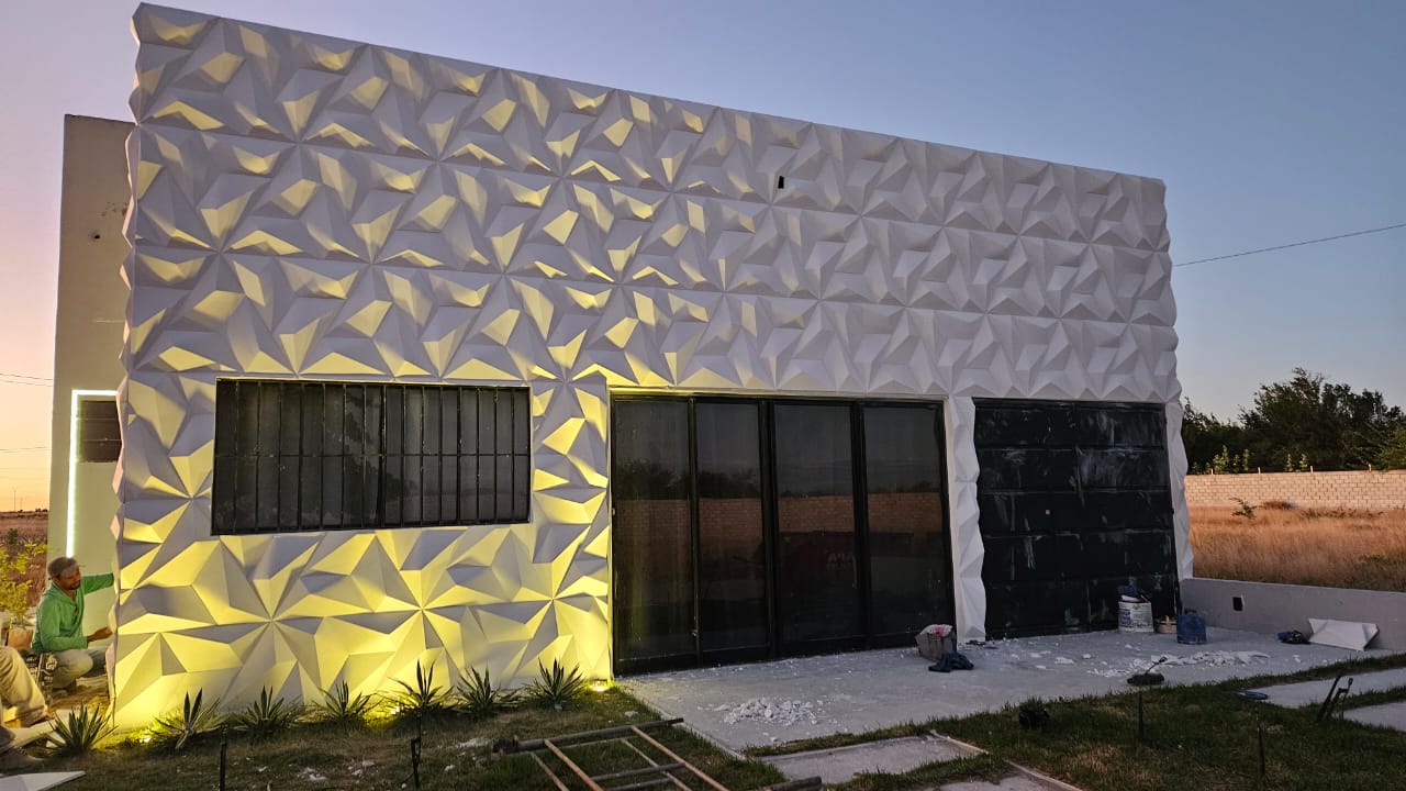 Depois: fachada revestida com placas de gesso 3D e iluminação embutida, Petrolina-PE