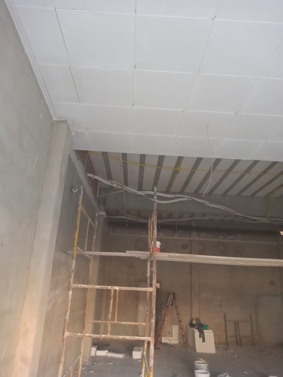 Antes: laje aparente com fiação antes da instalação do forro de gesso