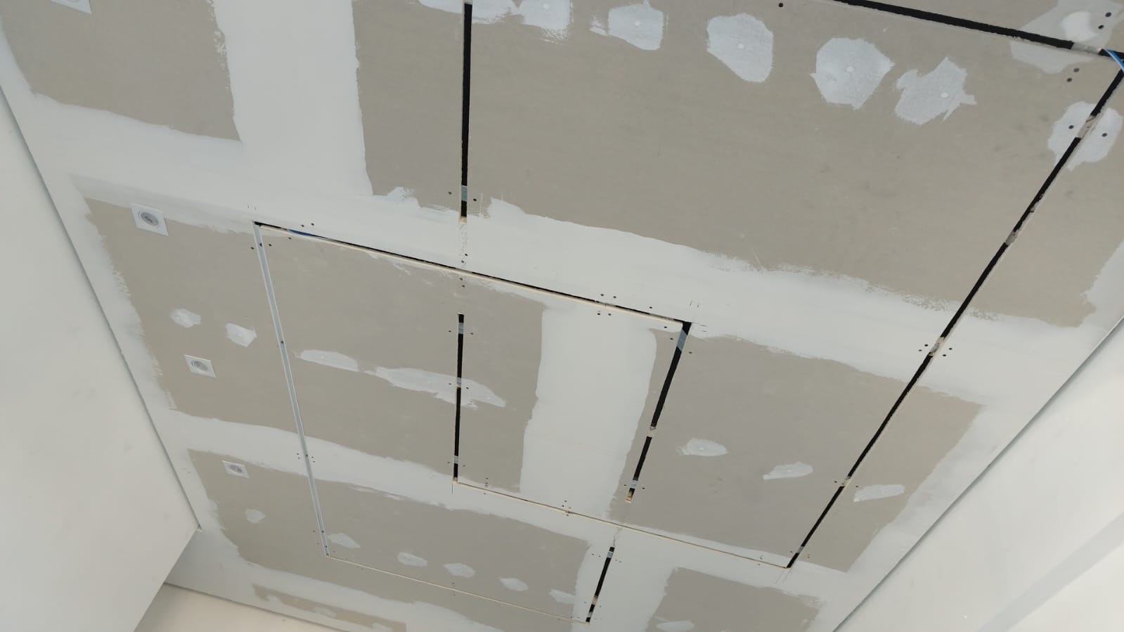 Reparo de forro de gesso com tratamento de juntas e massa aplicada