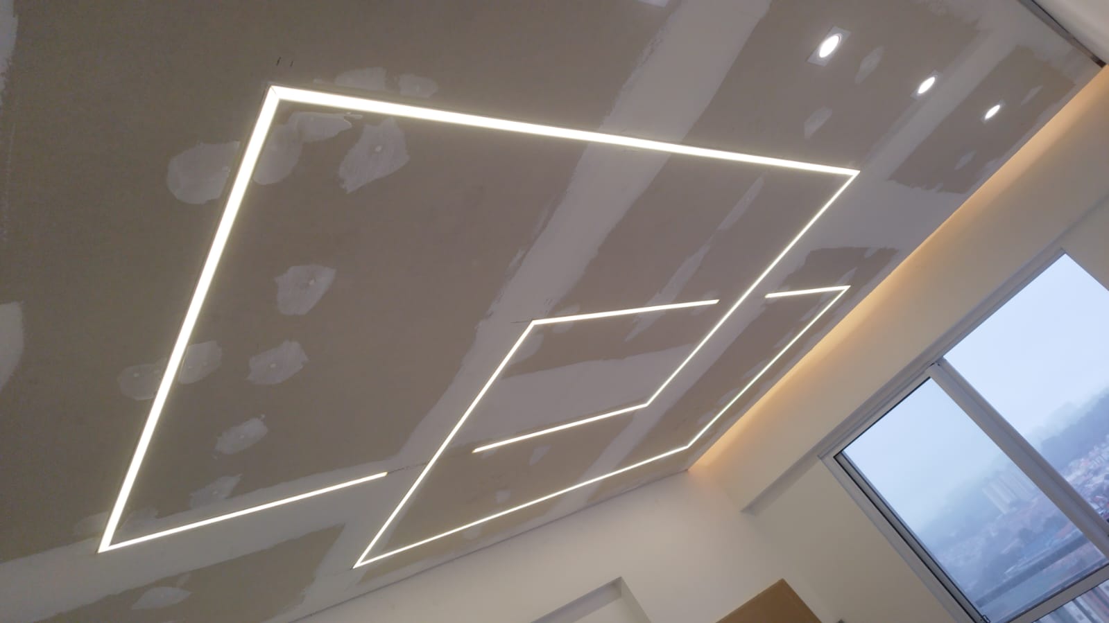 Depois: forro de gesso com iluminação linear em LED acesa