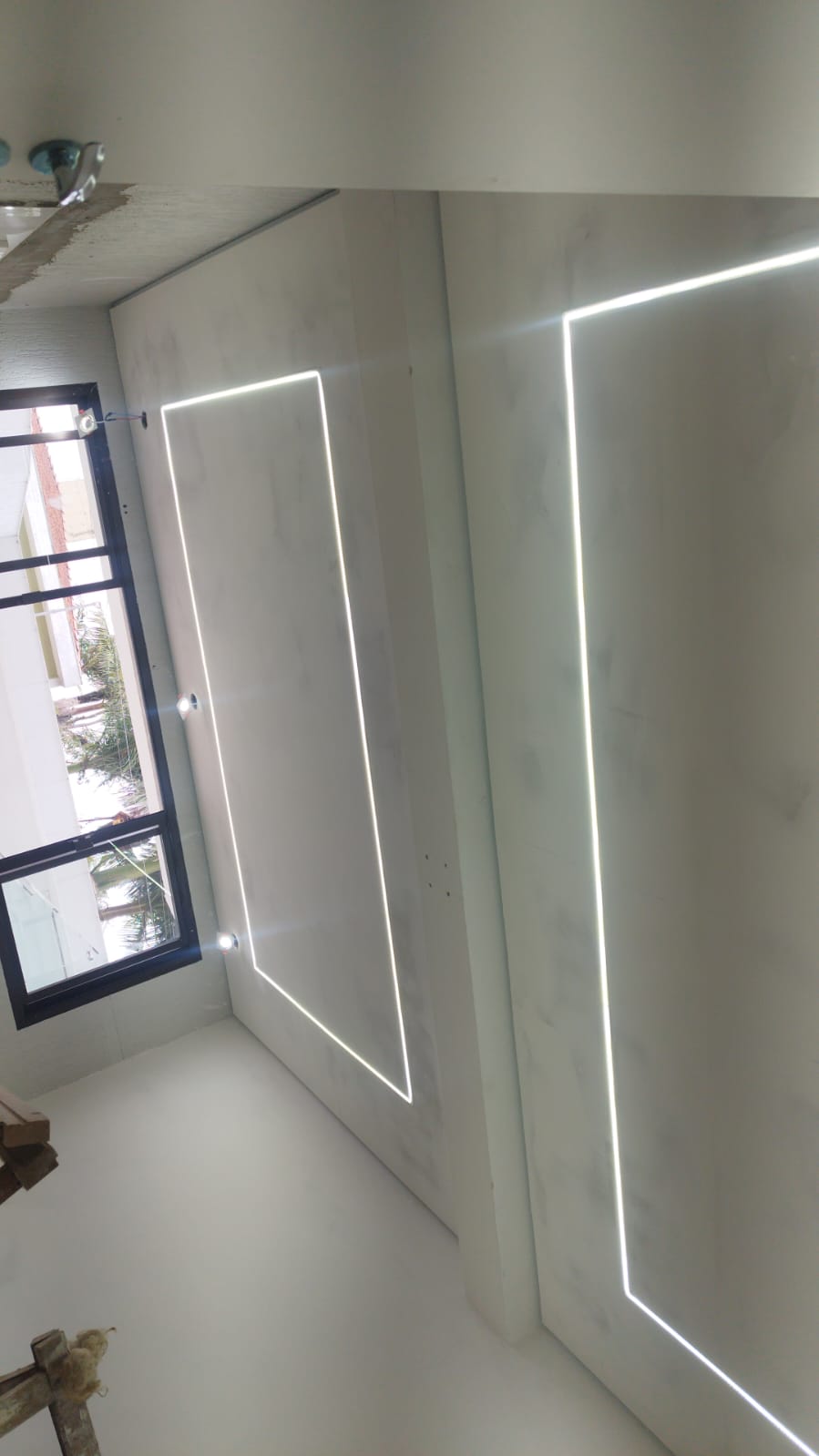Parede de drywall com rasgo de iluminação linear em LED