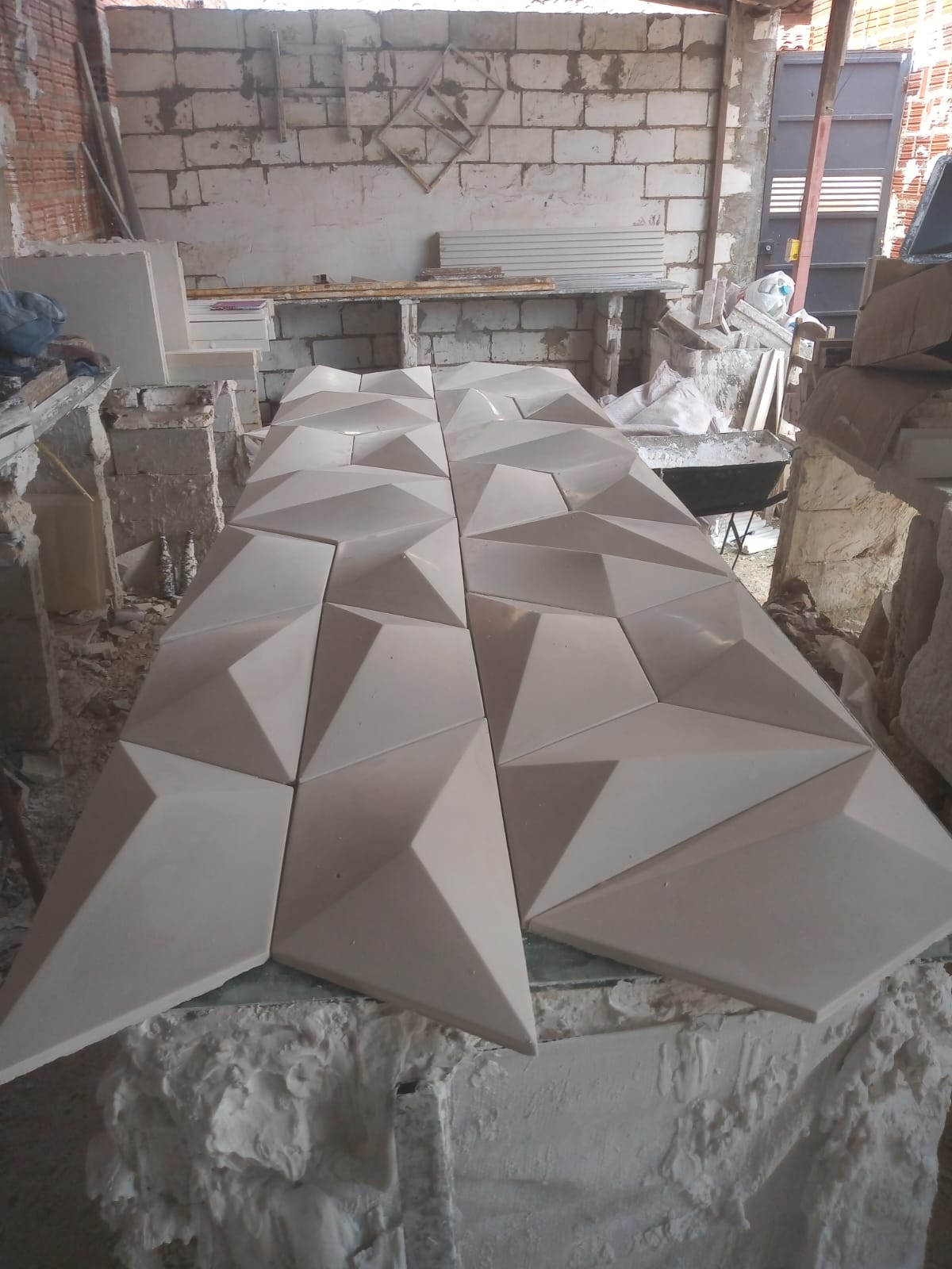 Placas de gesso 3D produzidas na oficina da Styllo Gesso