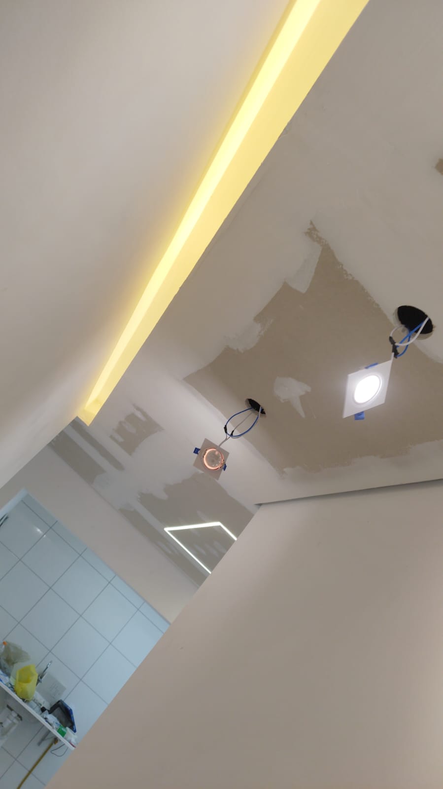 Sanca de gesso com iluminação linear quente e spots embutidos