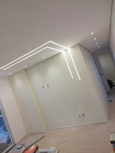 Teto rebaixado com recorte e iluminação linear em LED
