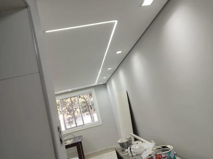Teto rebaixado em gesso com iluminação linear embutida